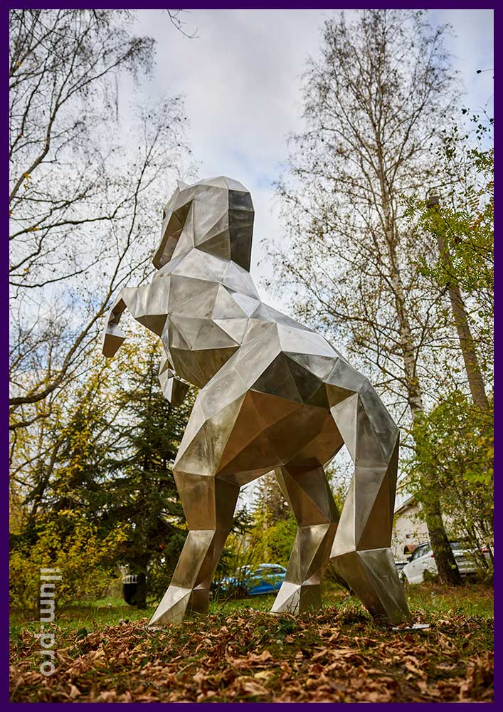 Конь из нержавеющей стали - полигональная скульптура в красивой позе