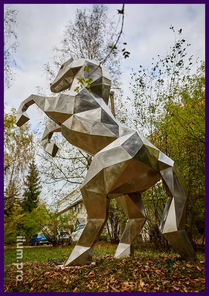 Конь на дыбах - полигональная скульптура из нержавеющей стали