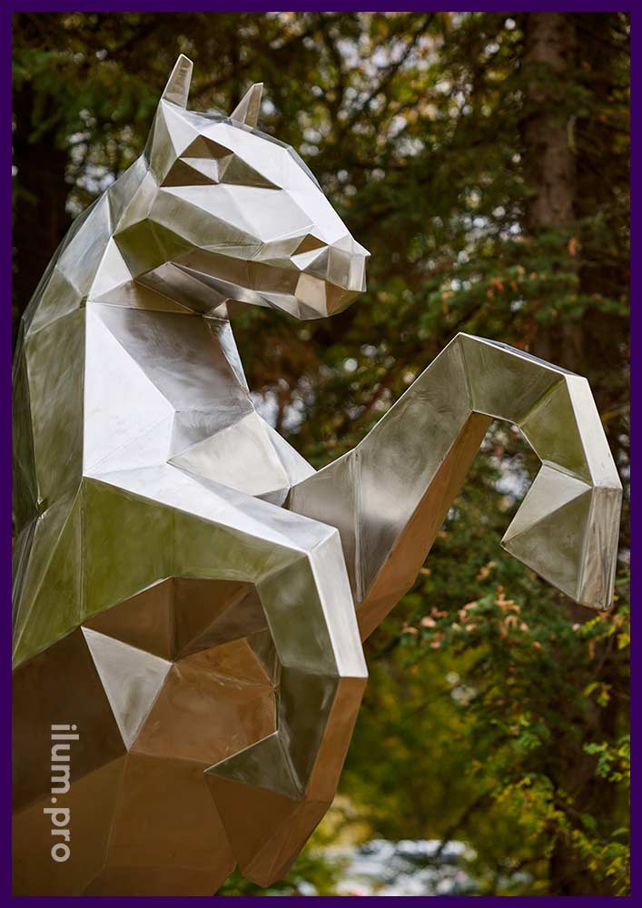 Скульптура коня, стоящего на задних ногах - полигональный арт-объект