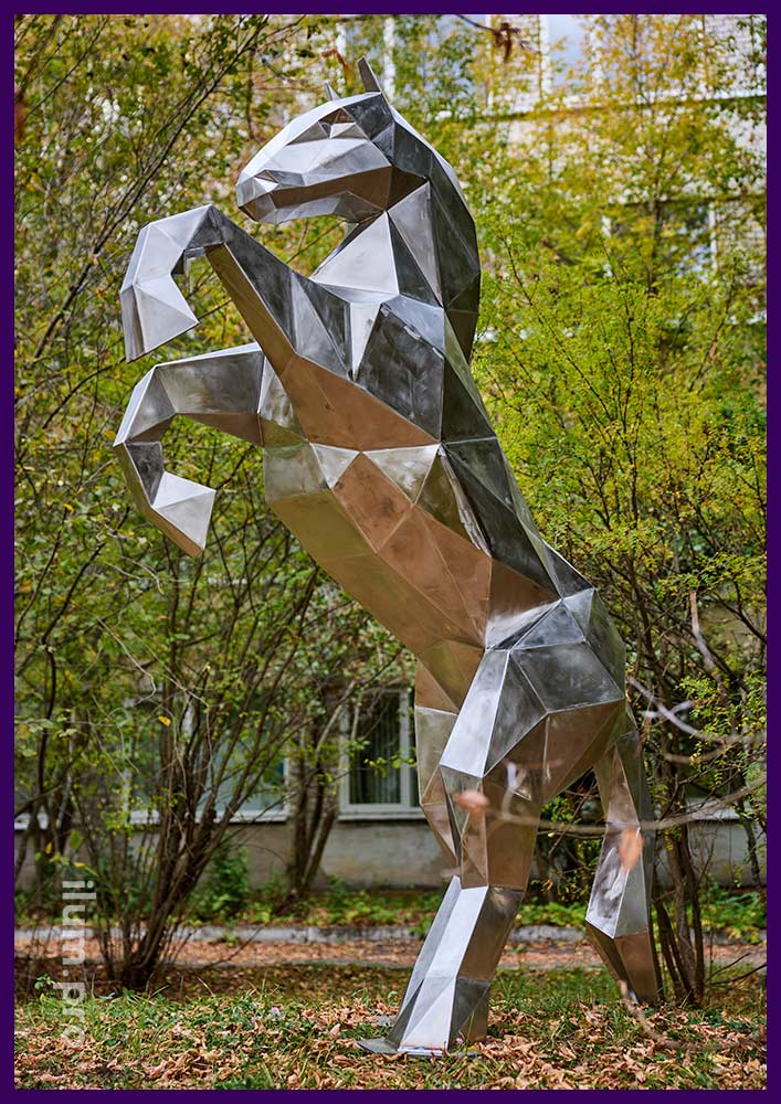 Лошадь на дыбах - скульптура полигональная, нержавеющая, серебристая