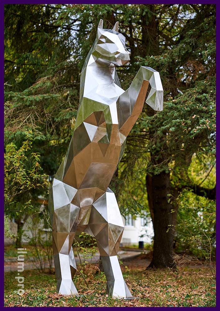 Скульптура лошади, стоящей на дыбах в полигональном стиле из нержавейки