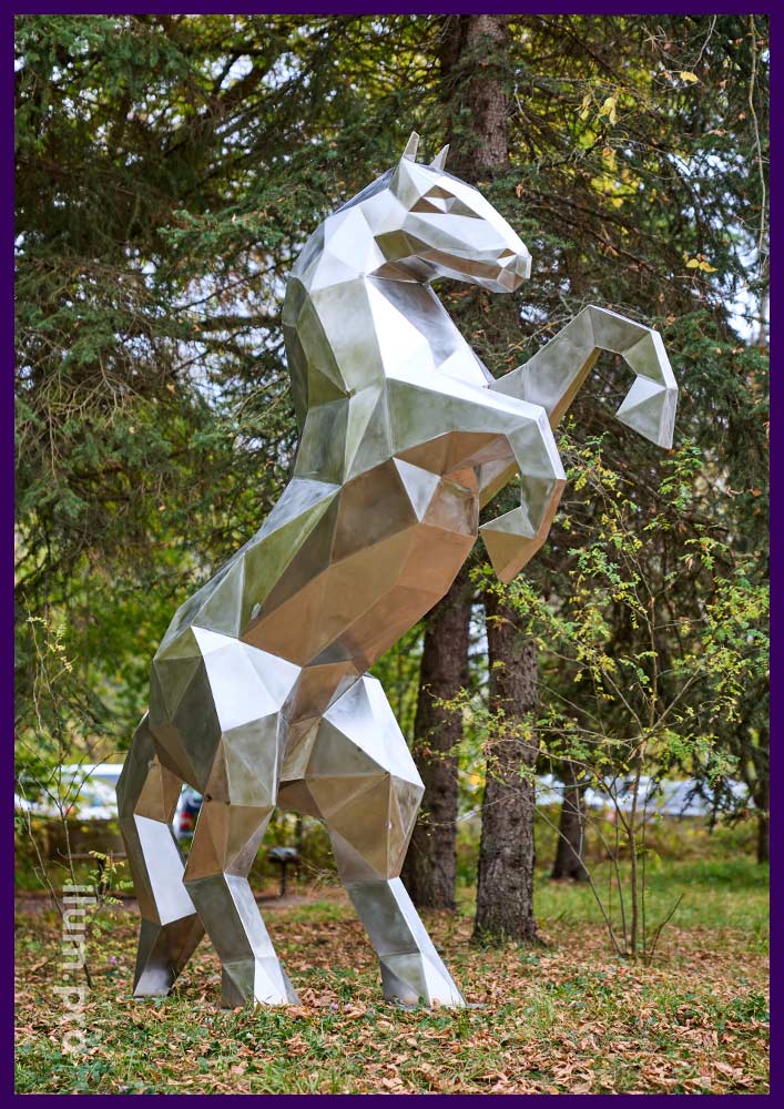 Полигональная скульптура коня высотой 2,8 метра