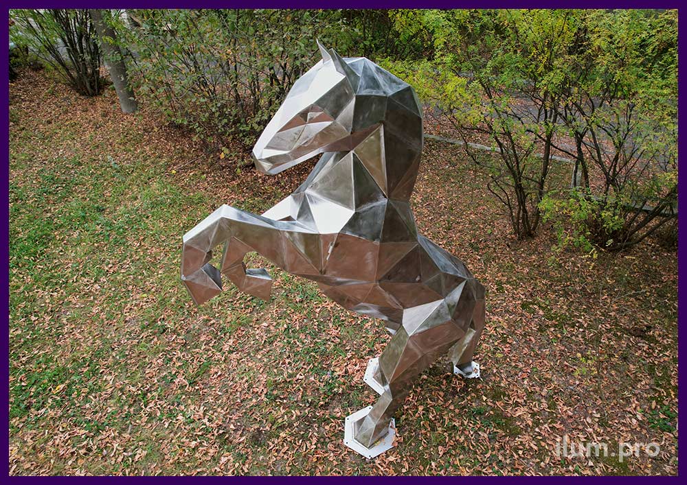 Лошадь, стоящая на дыбах - металлическая, полигональная скульптура в парке