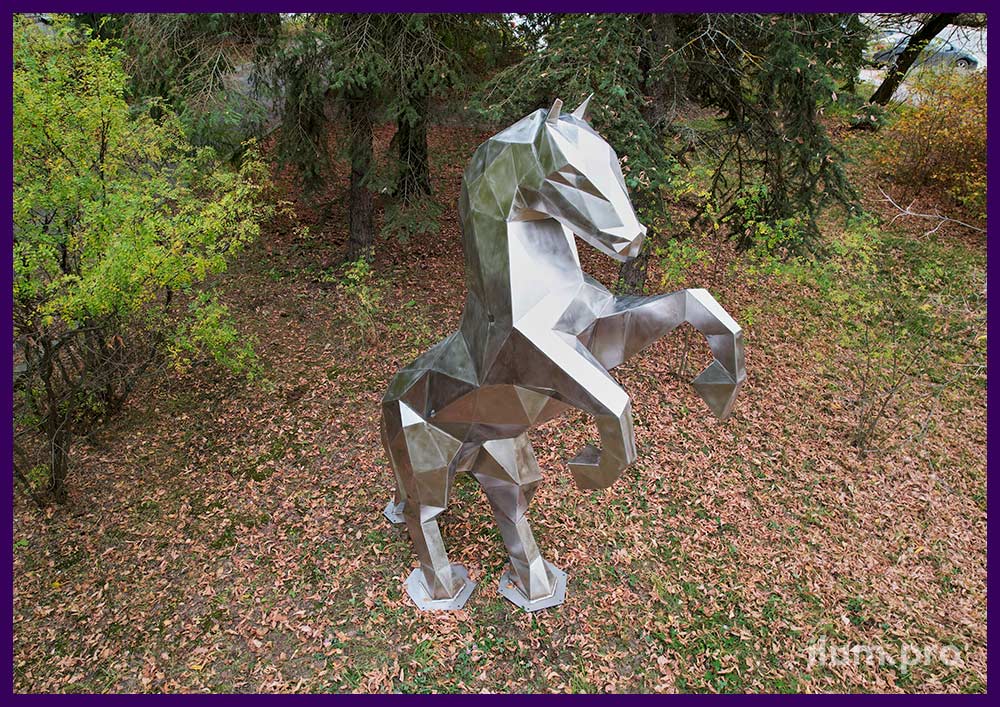 Конь полигональный - скульптура из нержавеющей стали в городском парке