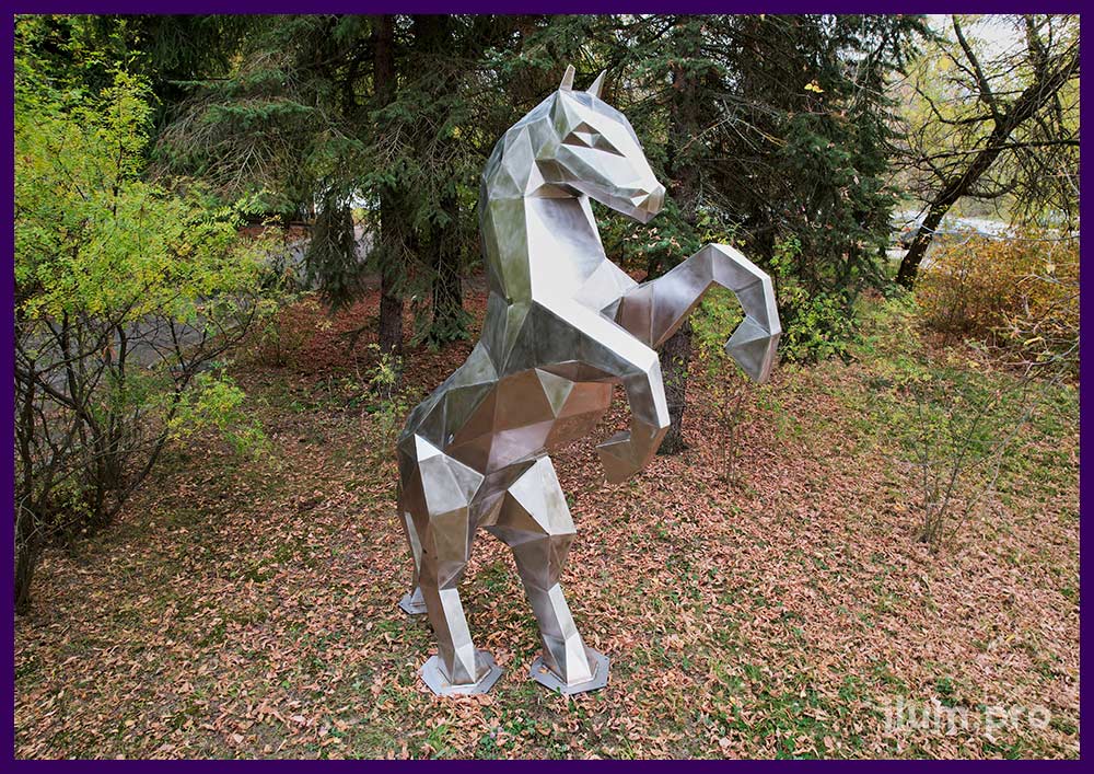 Скульптура из нержавеющей стали в форме коня, стоящего на дыбах