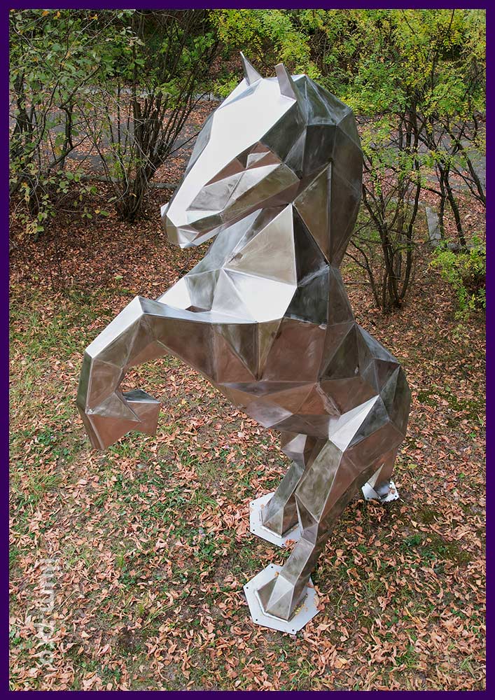Гранёная скульптура коня на дыбах - полигональный арт-объект