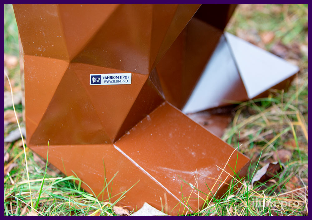 Садово-парковая полигональная скульптура медведя коричневого цвета из металла