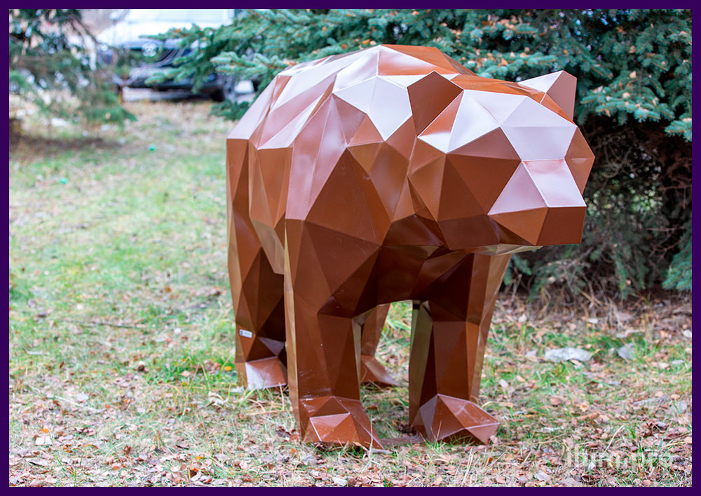 Уличная полигональная скульптура коричневого медведя, полигональный арт-объект