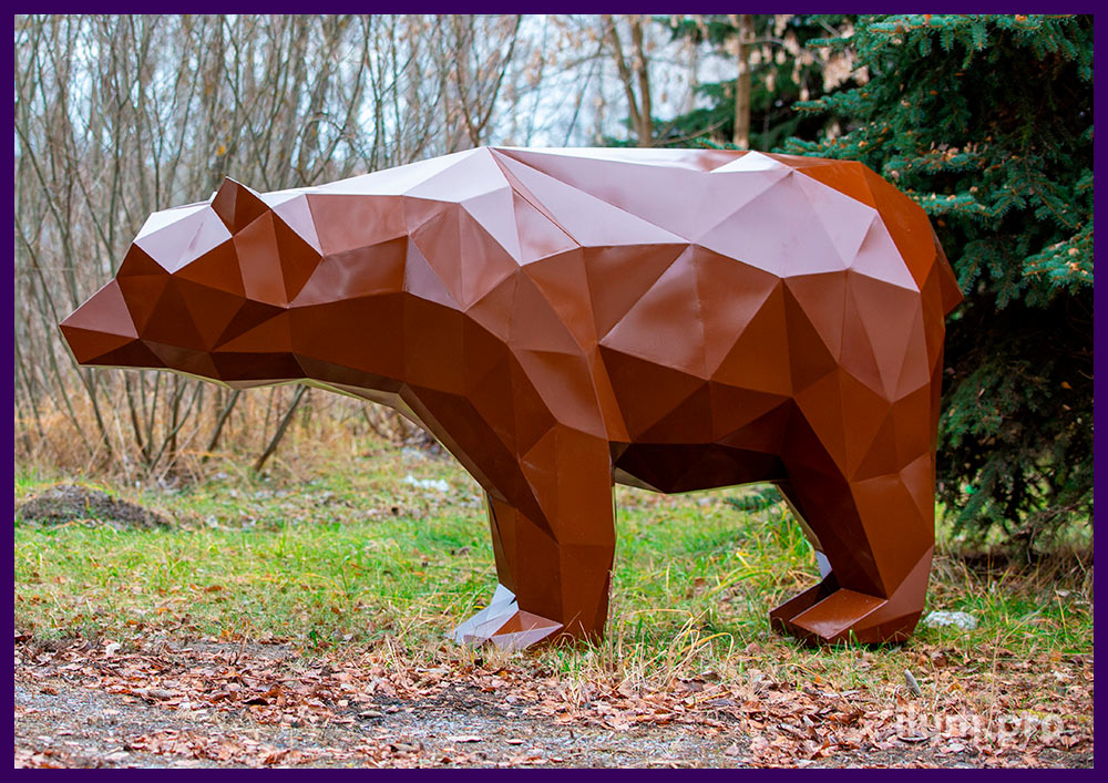 Медведь полигональный из крашеного металла для установки в парке на газоне