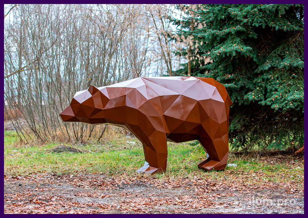 Уличная полигональная фигура медведя из крашеной стали коричневого цвета