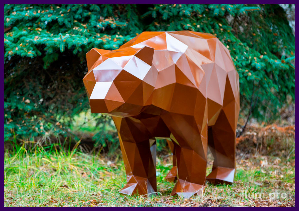 Фигура коричневая полигональная в форме медведя длиной 2,5 метра из крашеной стали