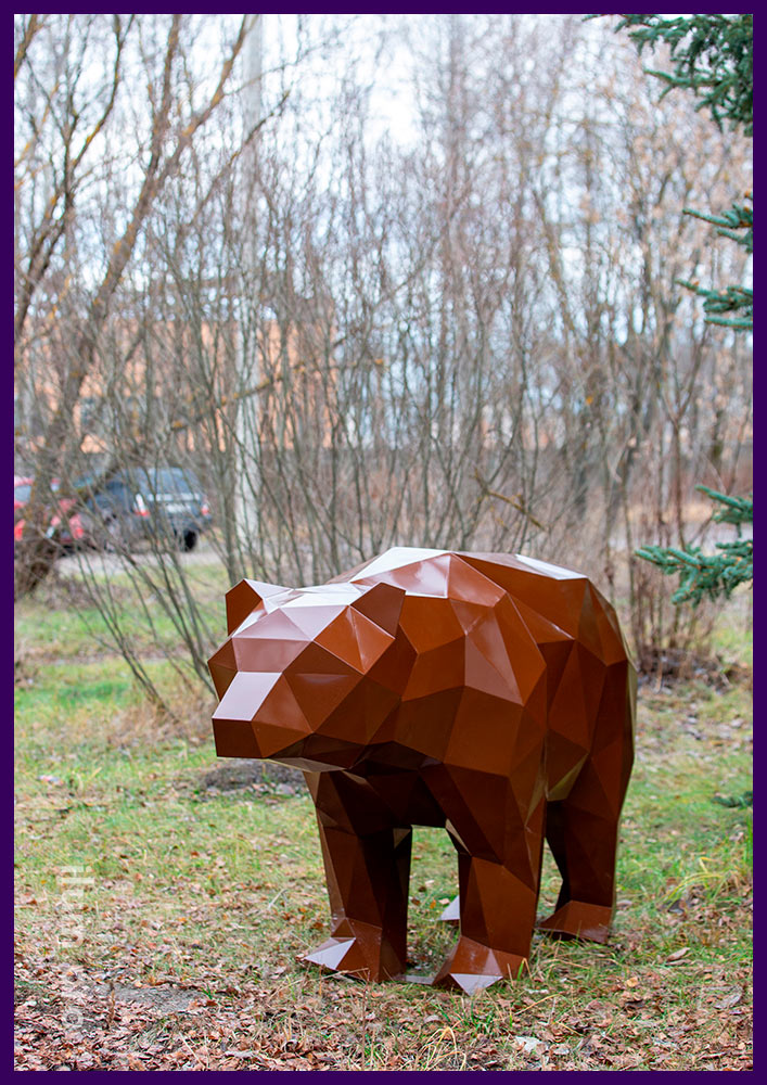 Металлическая полигональная фигура медведя из крашеной стали коричневого цвета