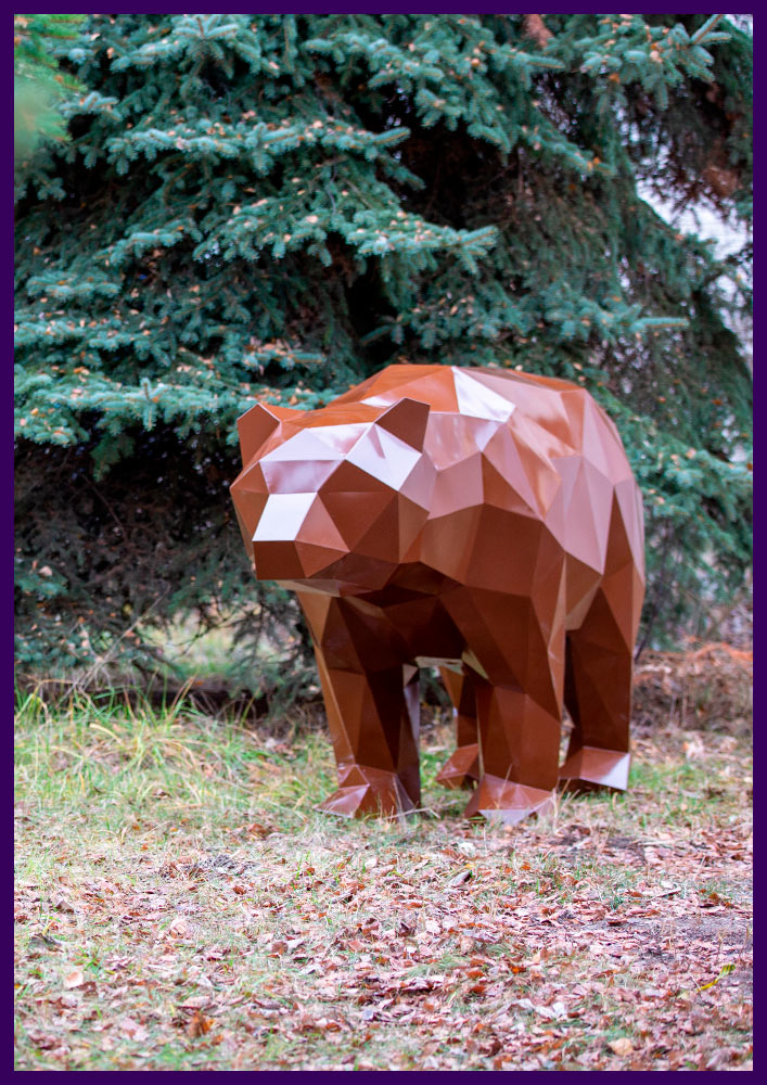 Коричневая фигура медведя в полигональном стиле - металлический арт-объект для украшения ландшафта