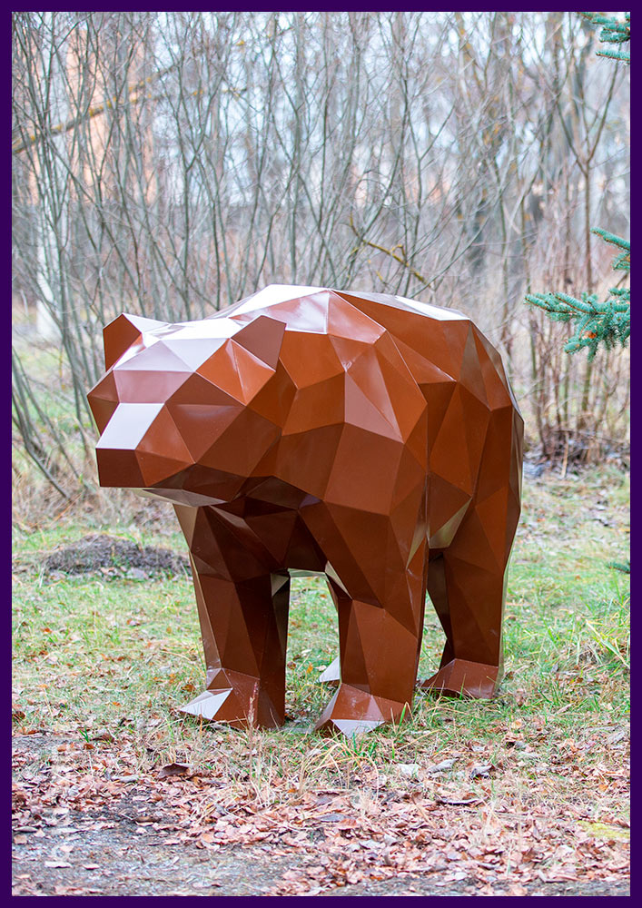 Медведь полигональный металлический - коричневый арт-объект на траве в парке