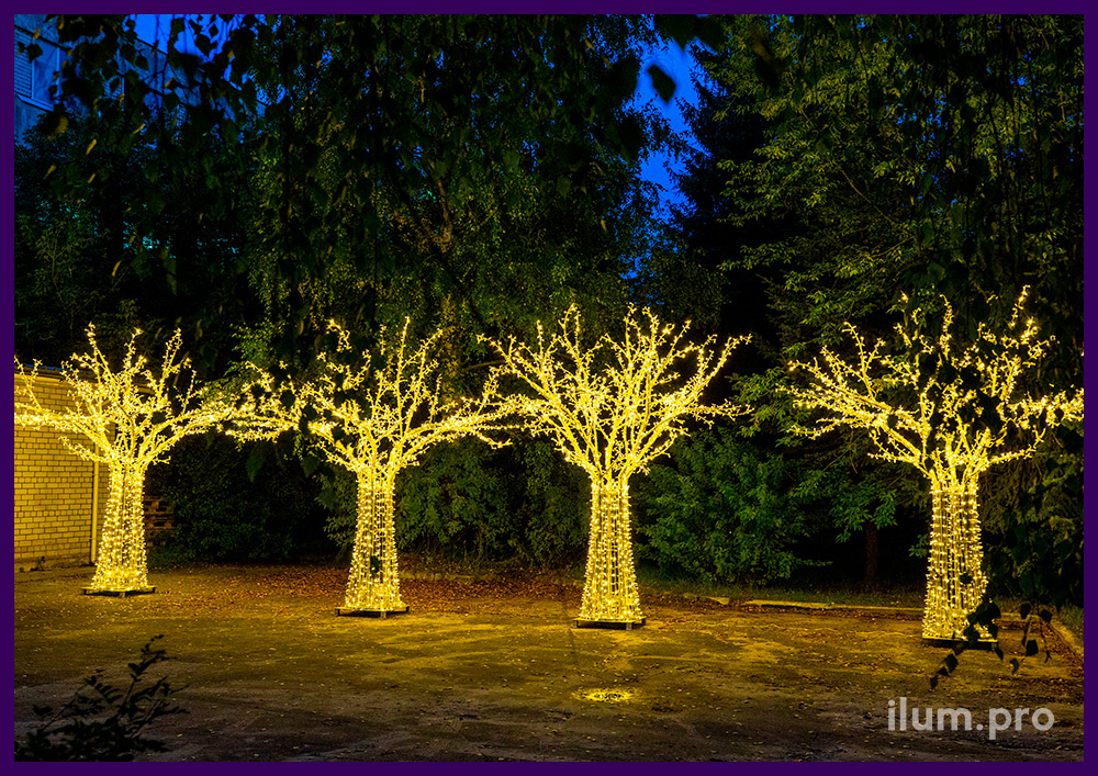 Деревья четырёхметровые из алюминиевого каркаса и светодиодных гирлянд тёпло-белого цвета