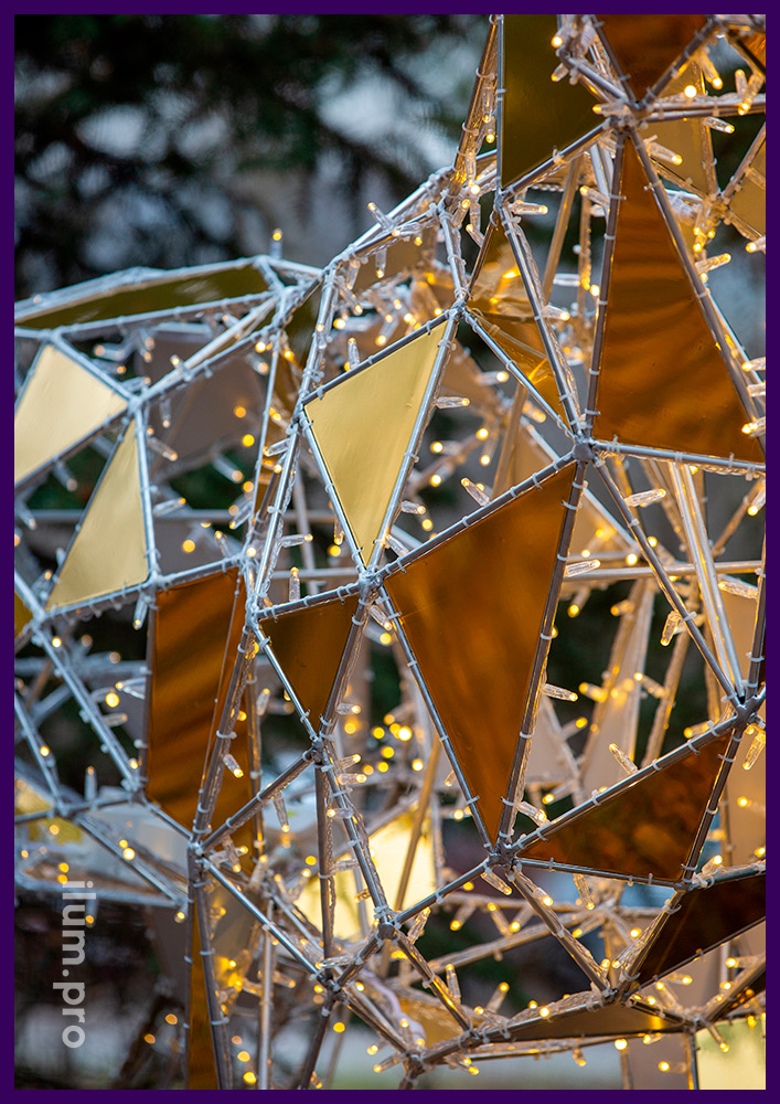 Полигональный олень с зеркальным золотым композитом и встроенной подсветкой гирляндами