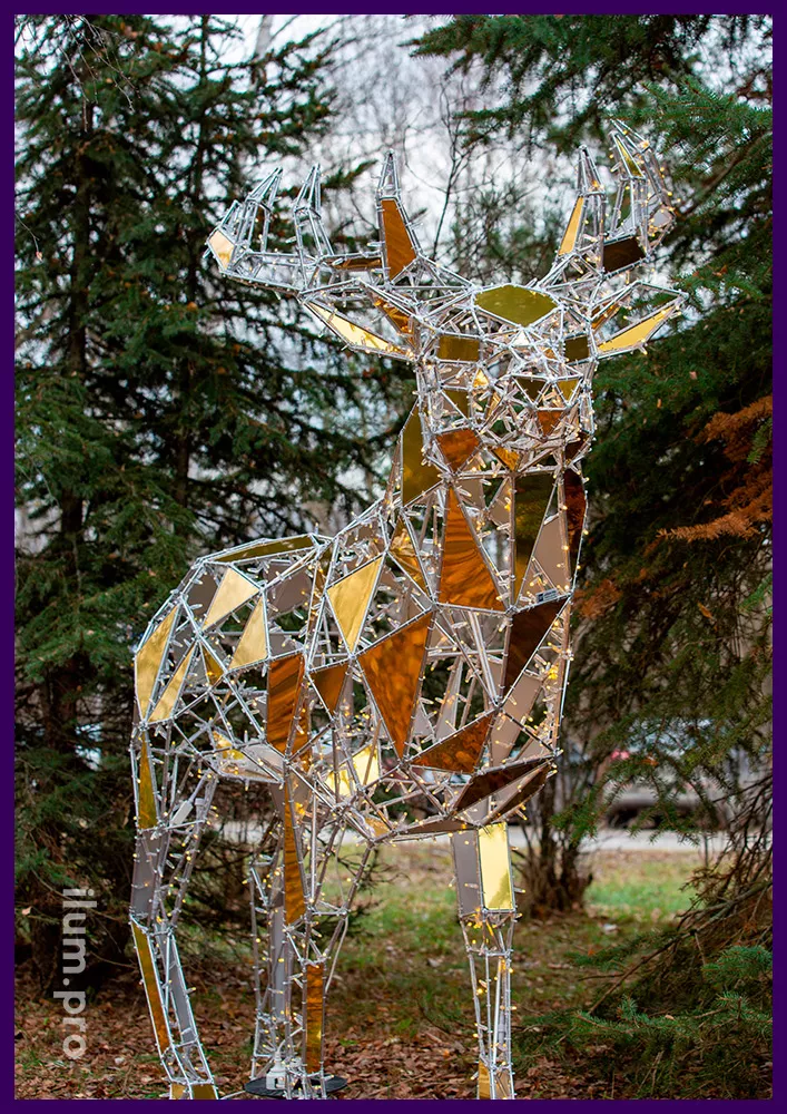 Золотая полигональная фигура оленя с гирляндами и гранями из зеркального композита