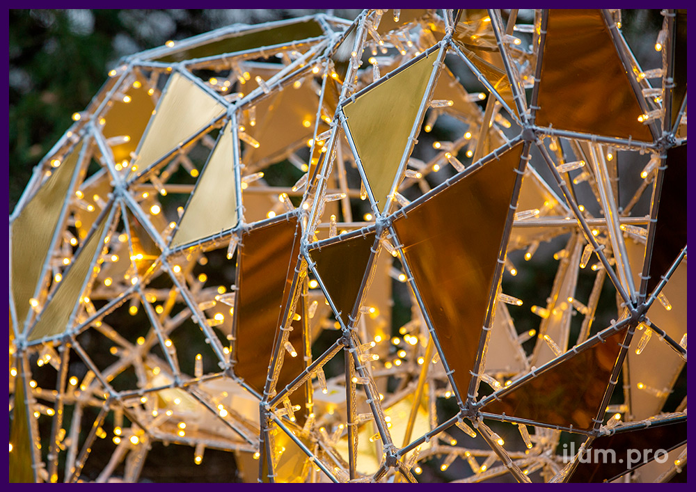 Уличные декорации с подсветкой гирляндами - полигональные олени с золотыми гранями