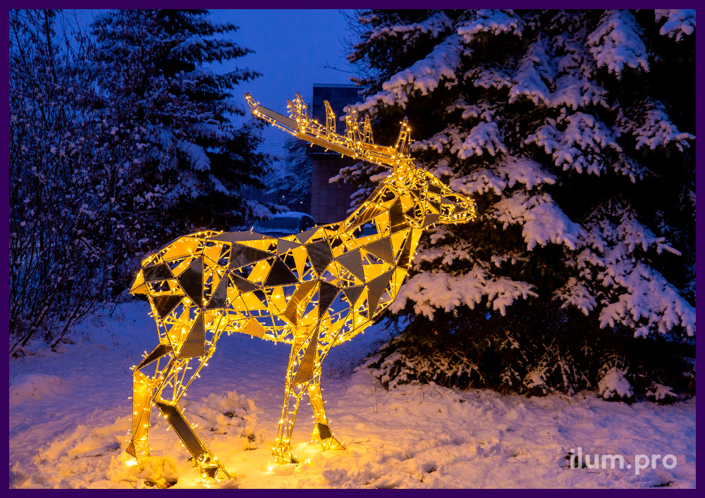 Тёпло-белая полигональная скульптура оленя с золотым композитом и уличными гирляндами тёплых тонов