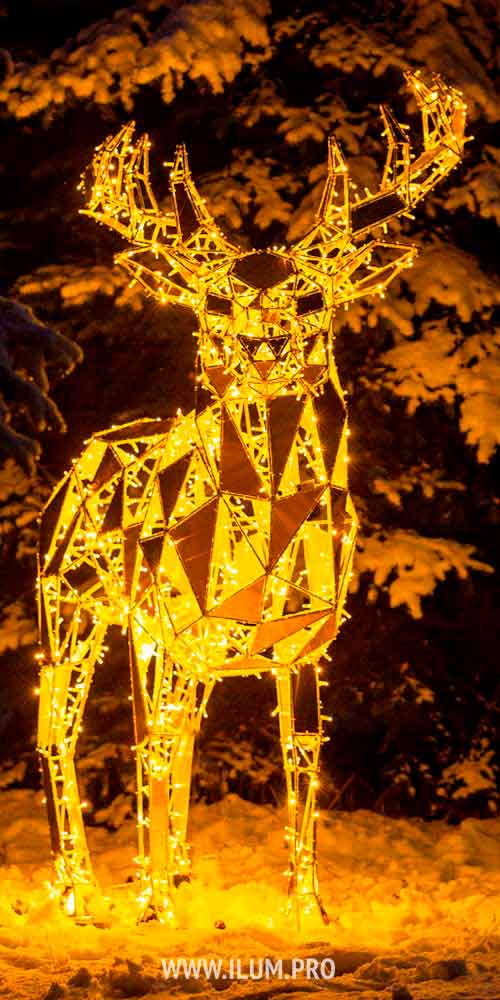 Зеркальная полигональная фигура оленя с гирляндами на новогодние праздники