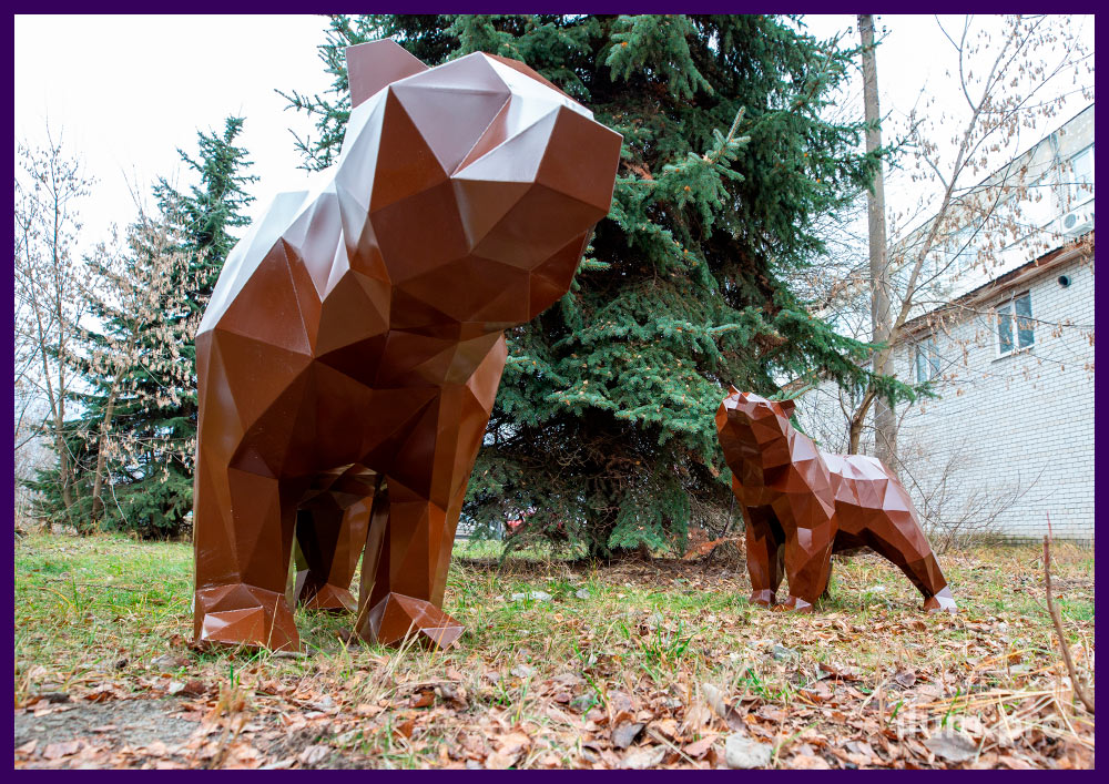 Металлические полигональные медведи разных размеров коричневого цвета на улице