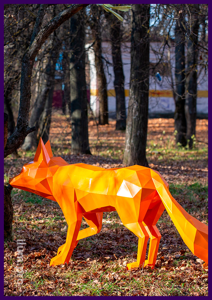 Разноцветная полигональная фигура из металла в парке - хитрый лис из стали