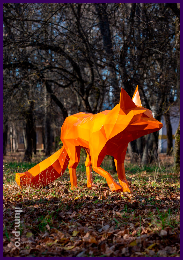 Фигуры полигональных животных в городском парке - лисы с покрытием порошковой краской