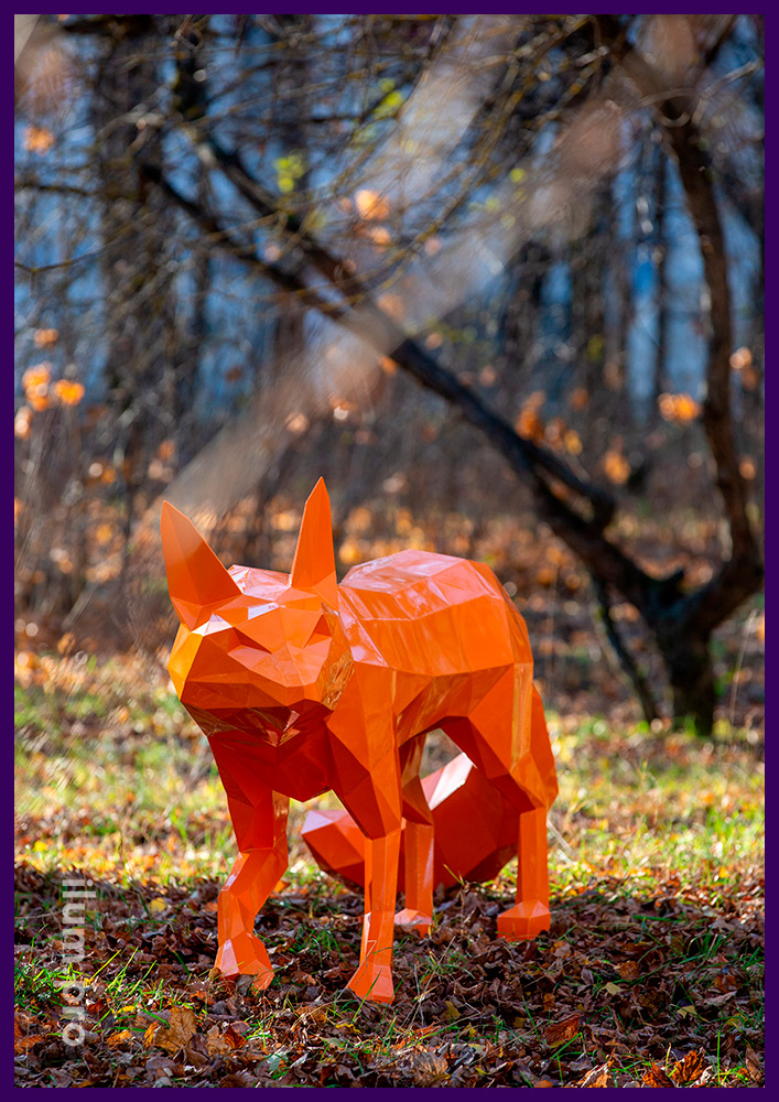 Полигональные фигуры лис - оранжевые скульптуры из крашеного металла в парке