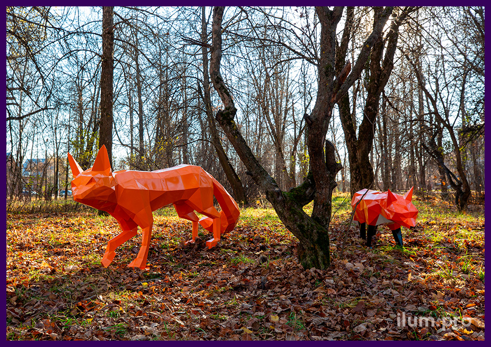 Оранжевая фигура лисы из стали - полигональные арт-объекты в городском парке