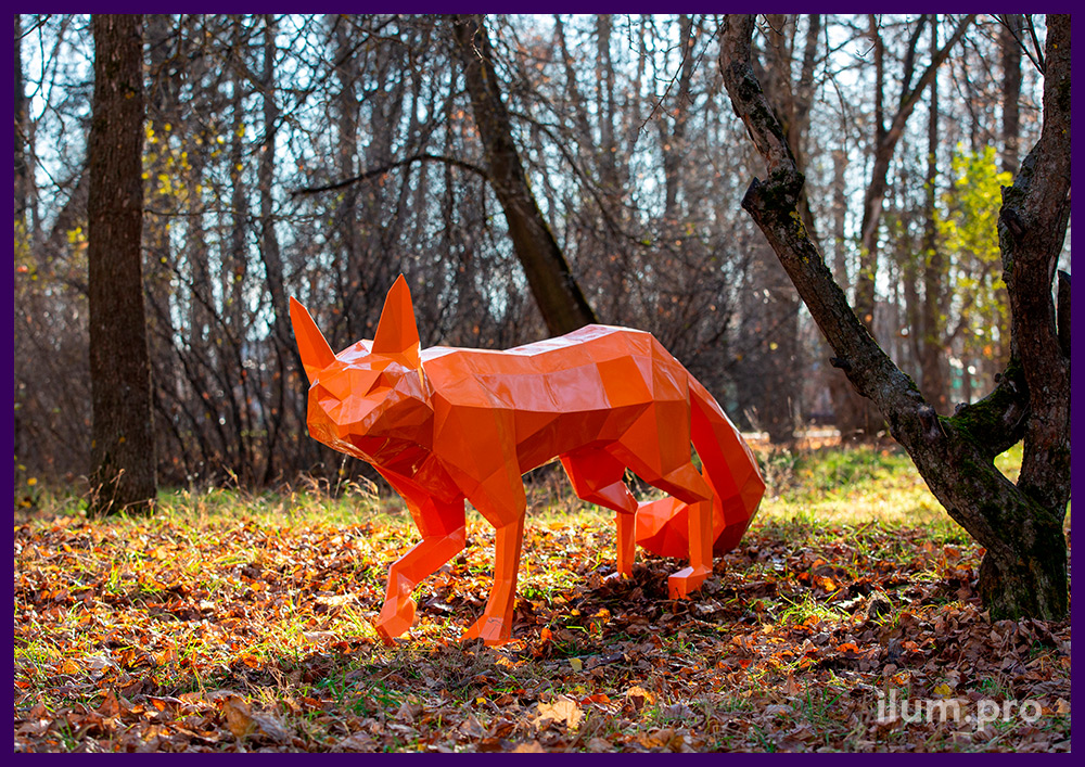 Украшение парка металлическими фигурами полигональных животных - лисы