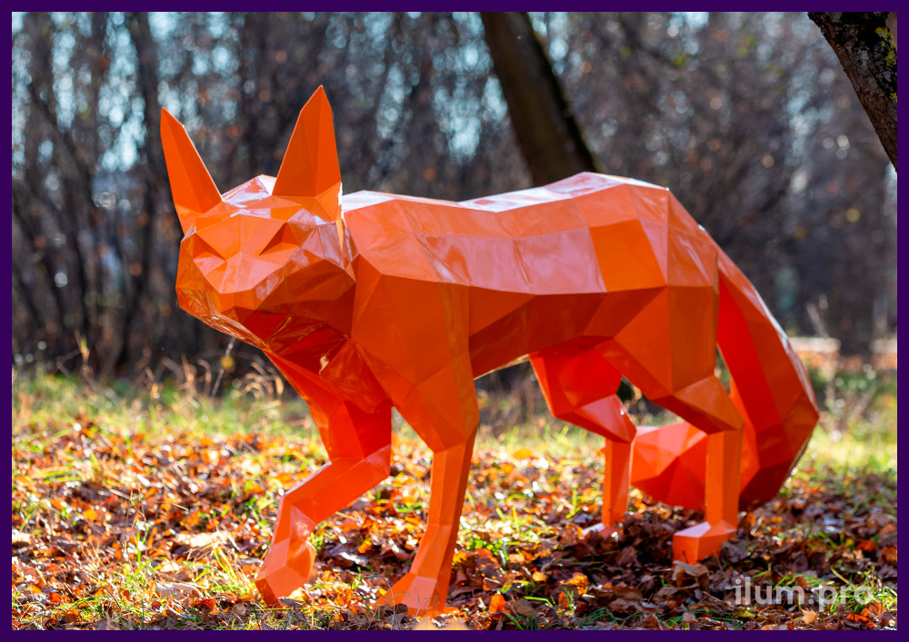 Полигональная скульптура из крашеного металла в форме оранжевой лисы