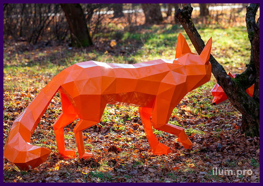 Полигональные фигуры в форме животных из стали - лисы оранжевого цвета