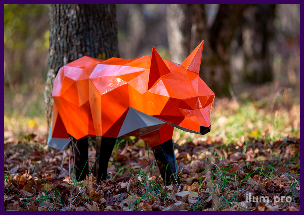 Полигональная скульптура из крашеного металла в форме разноцветной лисы