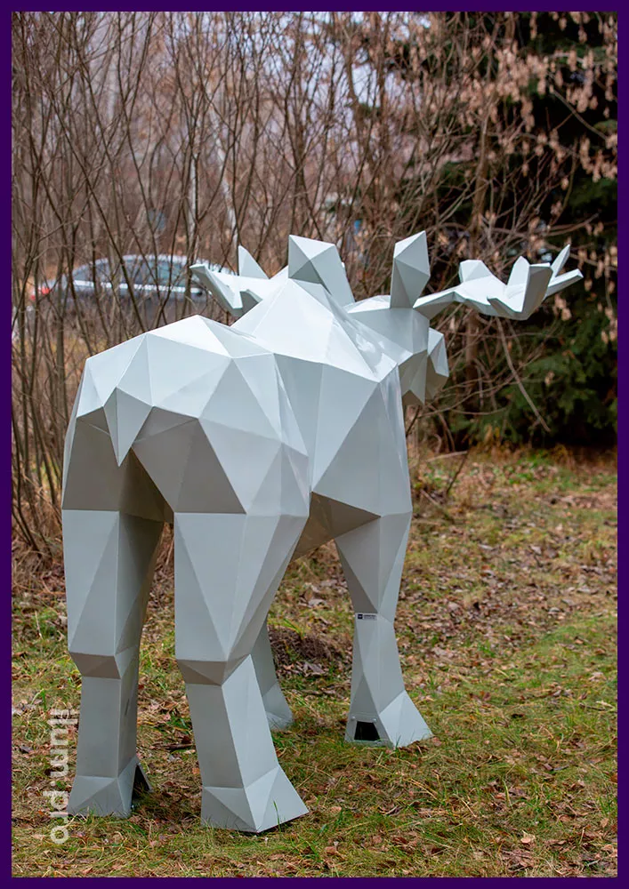 Полигональная скульптура из крашеного металла в форме серого лося с большими рогами