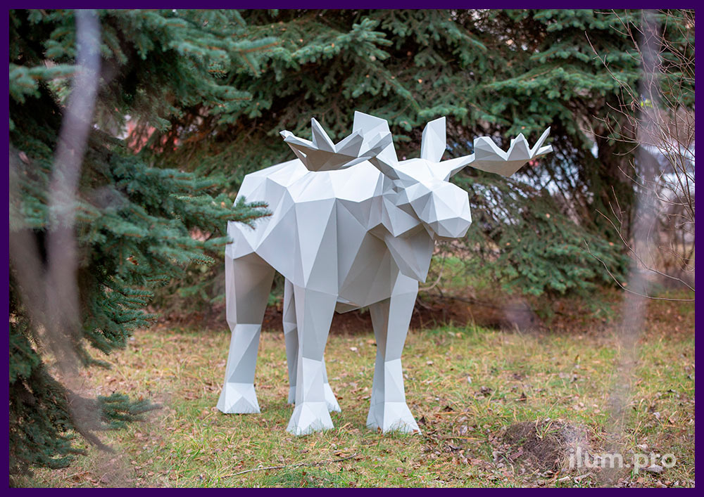Скульптура полигональная металлическая в форме большого лося с рогами