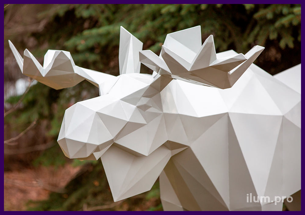 Скульптура полигонального лося из крашеной стали - металлический арт-объект для парка