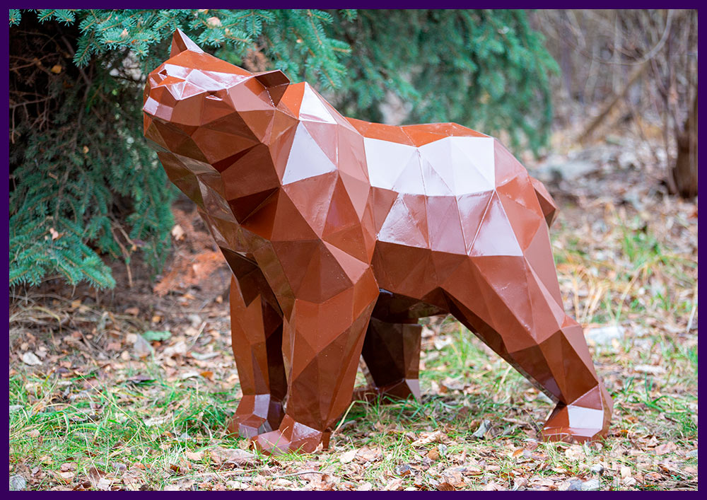Полигональная фигура медвежонка, металлический каркас коричневого цвета