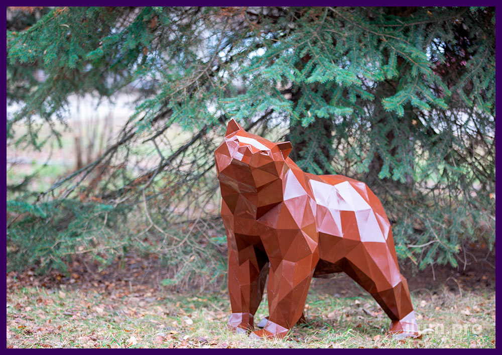 Фигура полигонального медвежонка из стали с порошковой краской коричневого цвета