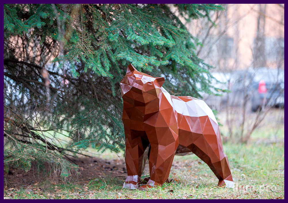 Уличная полигональная скульптура коричневого медвежонка высотой 1 метр