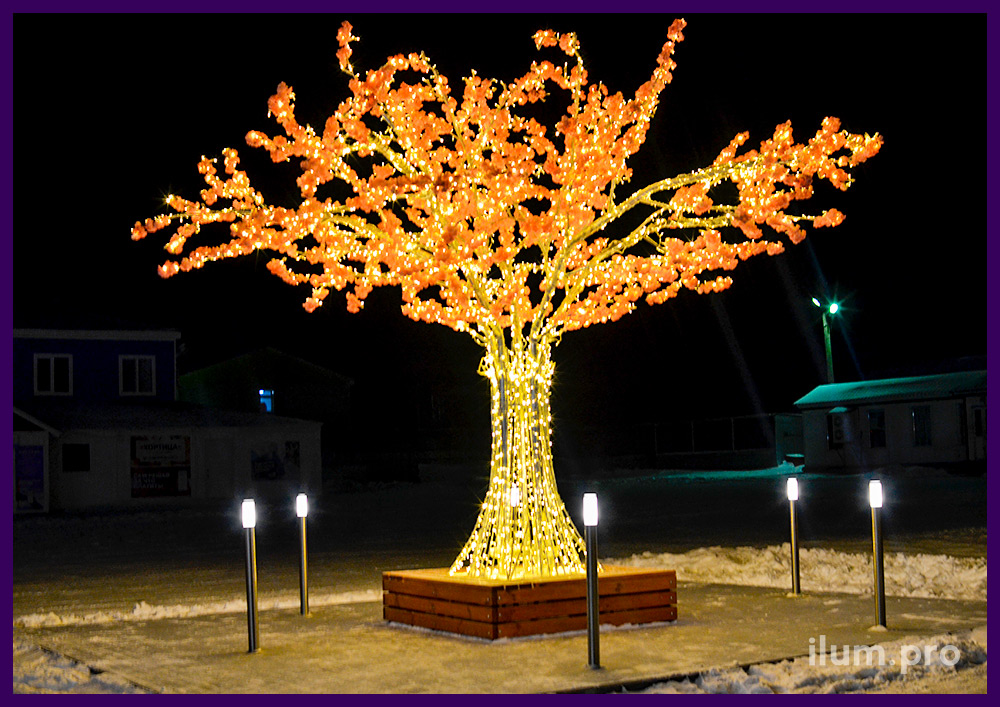 Дерево со светодиодной иллюминацией тёпло-белого цвета и розовыми цветами в Лонгъюгане