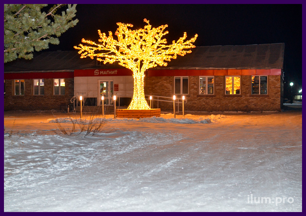 Светящееся дерево из алюминиевого каркаса и уличных гирлянд тёпло-белого цвета в Лонгъюгане