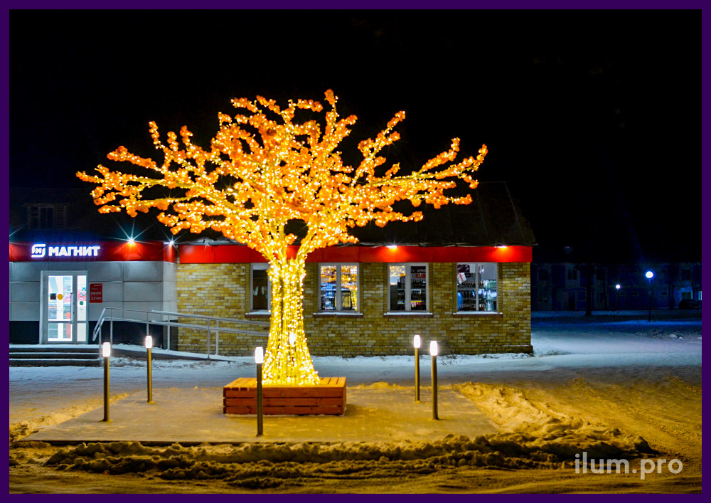 Яркие новогодние декорации в форме деревьев с гирляндами и цветами