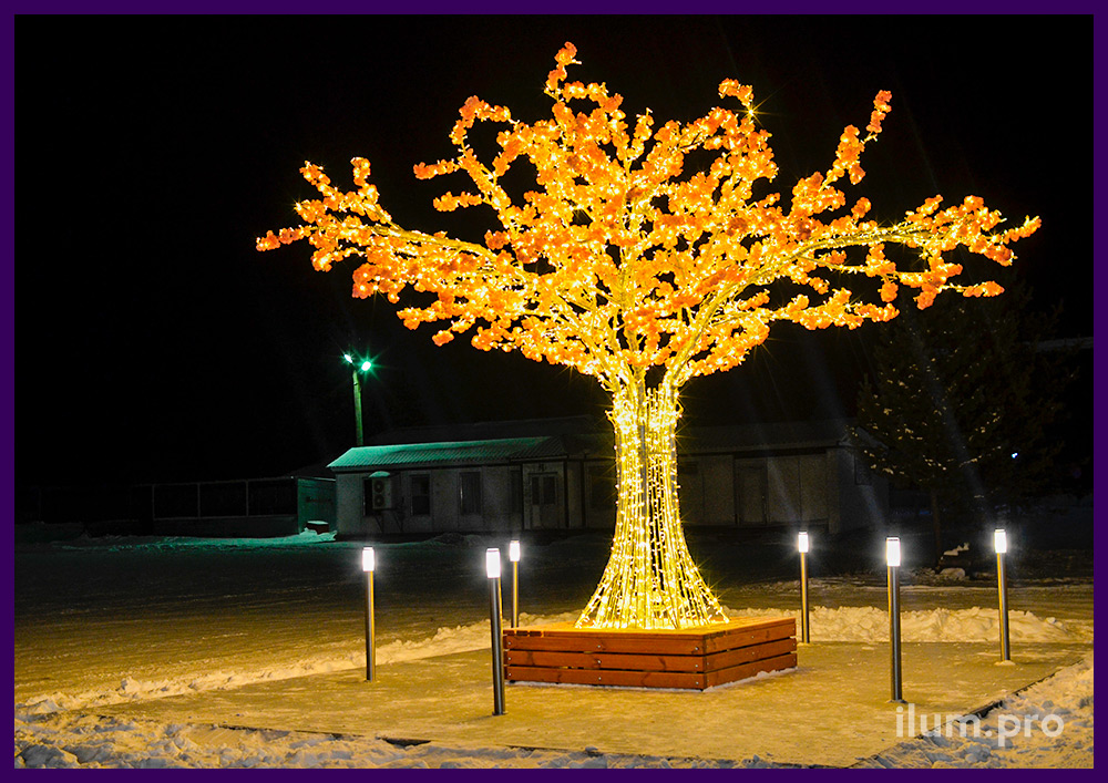 Фотозона уличная в форме дерева из металлических труб и светодиодных гирлянд тёпло-белого цвета