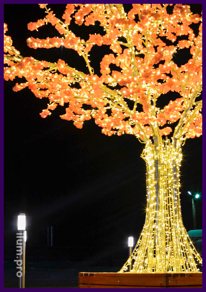 Светящееся дерево с гирляндами и искусственными цветами розового цвета в ЯНАО