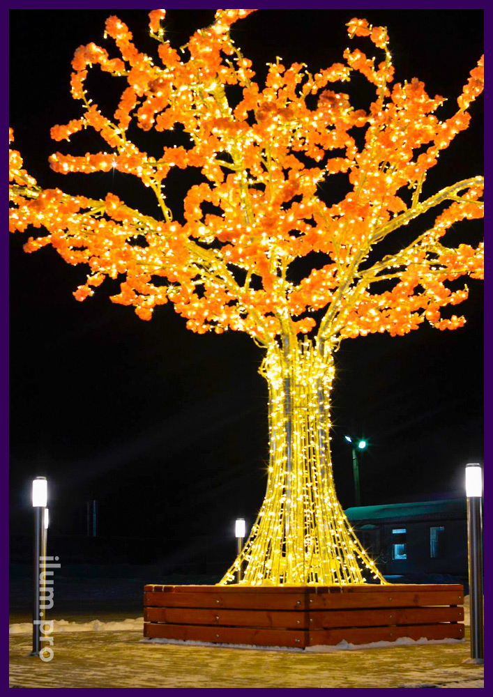 Дерево светящееся с уличными гирляндами тёпло-белого цвета с искусственными цветами