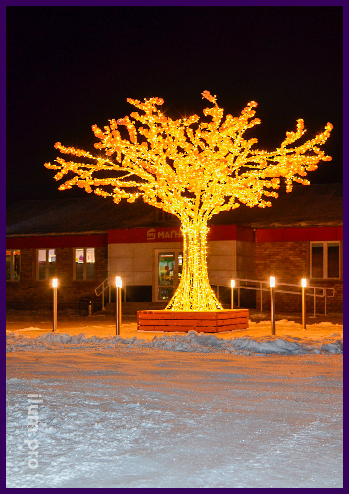 Светящиеся деревья с гирляндами для украшения городских улиц и площадей на Новый год
