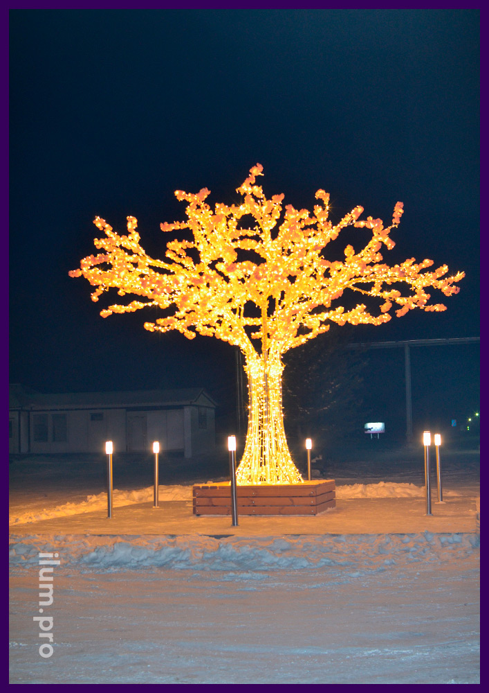 Дерево светящееся с тёпло-белыми гирляндами и цветами для украшения посёлка в Якутии