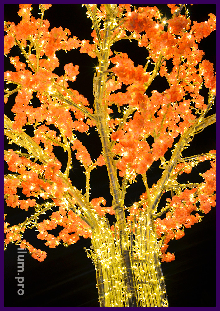 Светящееся дерево из алюминиевого сплава с искусственными цветами и скамейкой в основании