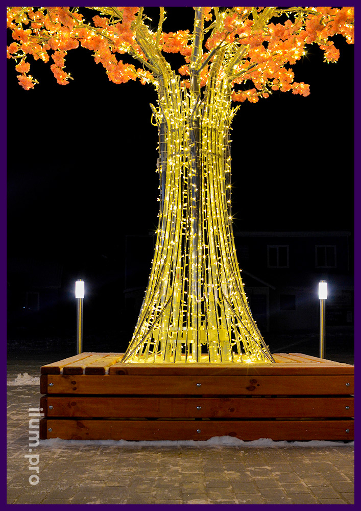Светящееся дерево с уличными гирляндами для украшения городских улиц и площадей в Якутии