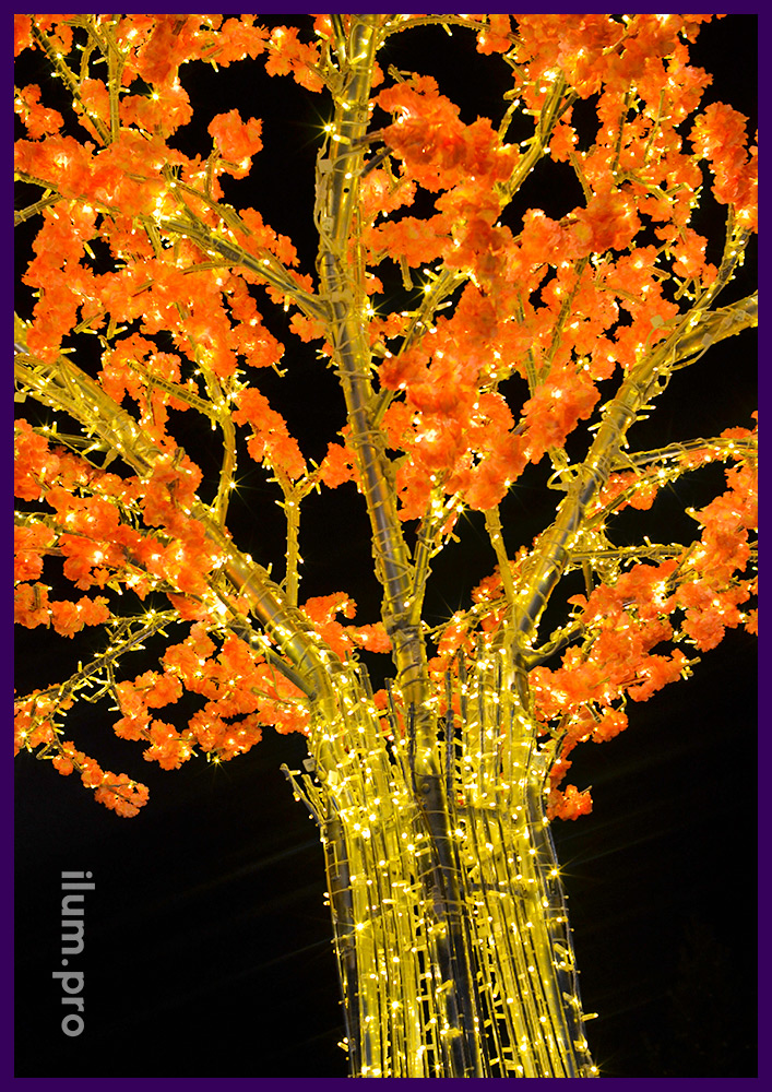 Светящееся дерево с гирляндами тёпло-белого цвета и искусственными цветами, защита IP65